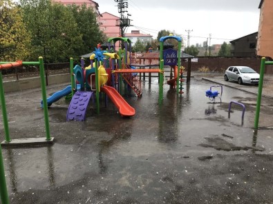 Bitlis'te Sağanak Yağış Etkili Oldu
