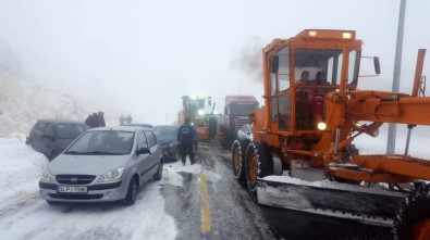 Erciyes'e Kar Yağdı, 15 Araç Zincirleme Kazaya Karıştı