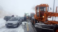 ERCIYES - Erciyes'e Kar Yağdı, 15 Araç Zincirleme Kazaya Karıştı