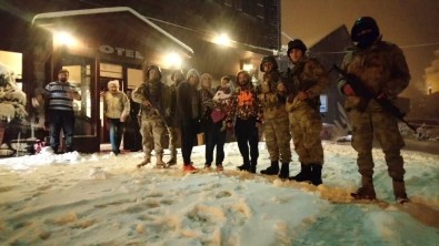 Karda Mahsur Kalanları Jandarma Kurtardı