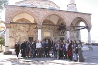 İBRAHIM KÖKSAL - Kız Öğrenciler Tarihi Camiyi Temizledi