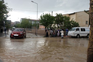 Siirt'te Sağanak Nedeniyle Ev Ve İş Yerlerine Su Bastı