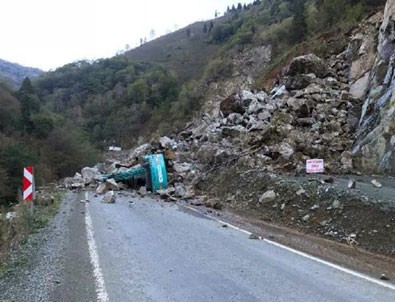 Dehşet! Kayaların altında kaldı...