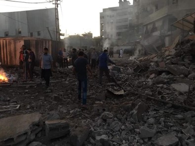 İsrail Gazze'de 4 katlı bir binayı vurdu