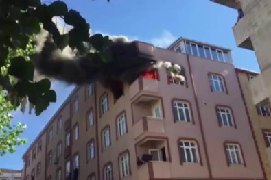 Sultangazi'de Binanın Çatı Katı Alev Alev Yandı