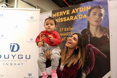 Survivor Merve Aydın, Nissara AVM'de İmza Gününe Katıldı