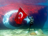 FETHİYE KAYMAKAMI - Cumhuriyetin 95. Yaşını Denizin Dibinde Kutladılar