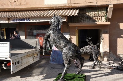 Hurdadan Yapılan At Ve Geyik Heykeli Başkent'te Görücüye Çıkıyor