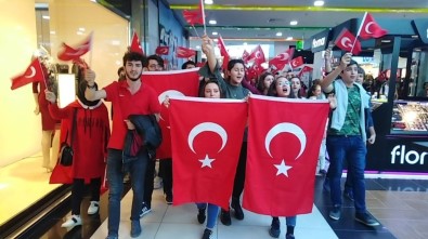 SDÜ Öğrencilerinden AVM'deki Vatandaşlara 29 Ekim Sürprizi