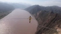 İP CAMBAZI - Çin'de Sarı Nehir Üzerindeki İpte Nefes Kesen Yürüyüş