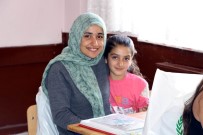 MUSTAFA UÇAR - Erzincan'da Öğrencilere Kırtasiye Hediyesi