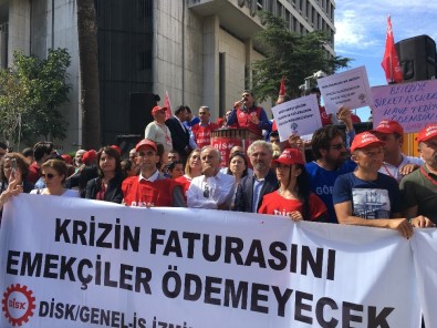 İzmir'de İşçiler Yarım Gün İş Bıraktı