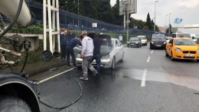 Motorundan Dumanlar Yükselen Araca, Beton Mikseri Müdahale Etti