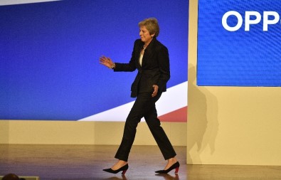 Theresa May, Dansıyla Toplantıya Damga Vurdu