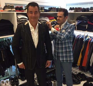 Yamalı Pantolonlu Çocuk Şimdi Ünlüleri Giydiriyor