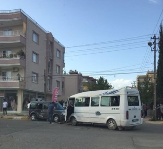 Yolcu Minibüsü İle Hafif Ticari Araç Çarpıştı Açıklaması 2 Yaralı