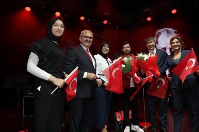 Antalyalılar Cumhuriyet Bayramı'nı Yalın'la Kutladı