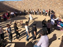 TURİST KAFİLESİ - Göbeklitepe'de Turist Kafilesinden Kundalini Yoga
