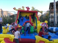 ŞİŞME OYUN PARKI - Hakkari Belediyesi Çocukları Sevindirdi