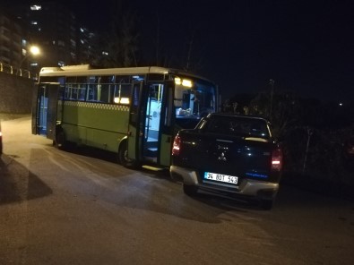 Halk Otobüsü İle Kamyonet Kafa Kafaya Çarpıştı Açıklaması 2 Yaralı