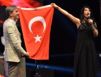 CUMHURIYET BAYRAMı - Hande Yener Ve Ece Seçkin'den Muhteşem Performans