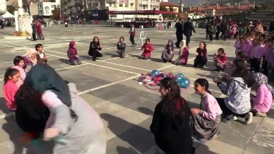 Çocuklar Unutulan Sokak Oyunlarını Oynadı