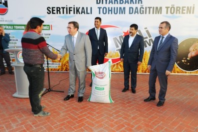 Diyarbakır'da 35 Çiftçiye 51 Ton Sertifikalı Tohum Dağıtıldı