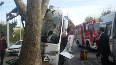 Havalimanına Yolcu Taşıyan Servis Aracı Bakırköy'de Kaza Yaptı