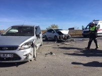 SADıKHACı - Konya'da İki Otomobil Çarpıştı Açıklaması 9 Yaralı