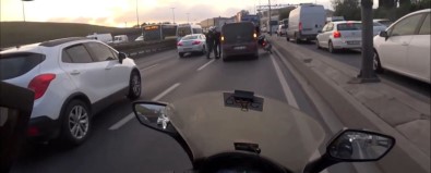 (Özel) E-5 Karayolu'nda Motosikletliden Yumruk Yiyen Sürücü Çılgına Döndü