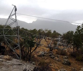 Şırnak'ta Fırtınanın Devirdiği Direği Dicle Elektrik Onardı