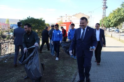 Solhan'da İlçe Protokolü Ve Öğrenciler Çöp Topladı