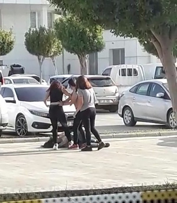 Genç kızların kavgası kameralara yansıdı