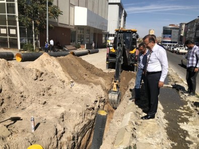 Belediye Başkanı Seçen, Millet Caddesinde Alt Yapı Çalışmalarını İnceledi