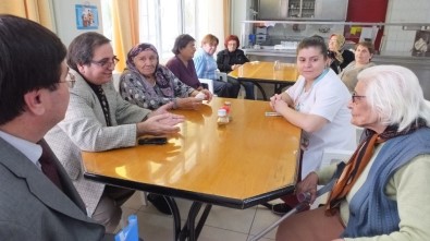 Burhaniye'de Sağlıkçılar Yaşlıları Sevindirdi