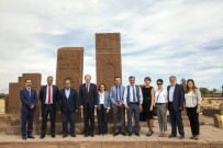 MEZAR TAŞLARı - Büyükelçi Christian Berger, Ahlat'ı Gezdi
