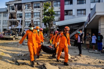 Depremin vurduğu Endonezya'da şimdi de yağmalama başladı