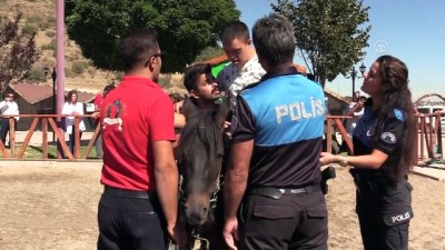 Engelleri Polis Atlarıyla Aşıyorlar
