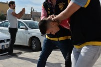 YANKESİCİLİK VE DOLANDIRICILIK BÜRO AMİRLİĞİ - Kadın Kimliğindeki Polis İnstagramda Sevgili Olduğu Kapkaççıyı Yakaladı