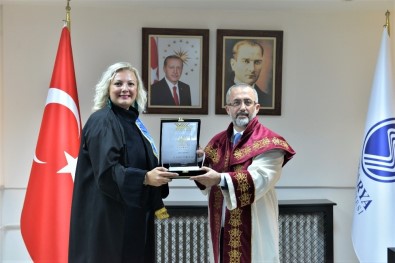 SAÜ'lü Öğretim Üyesi Ödülünü Cumhurbaşkanı Erdoğan'dan Aldı