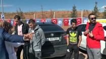 DÜNYA HAYVANLARı KORUMA GÜNÜ - Sivassporlu Futbolcular Hayvan Barınağını Gezdi