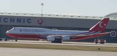 Katar Emiri'nin Hediye Ettiği Uçak Kırmızı Beyaza Boyandı