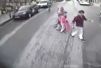 Kendisine Yol Veren Otobüsün Camını Kırdı