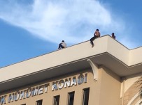 TAŞERON FİRMA - Paralarını Alamayan İşçiler Çatıya Çıktı