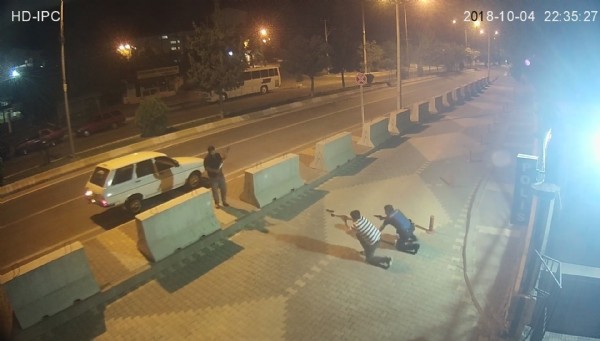 Polis karakolu önünde çatışma