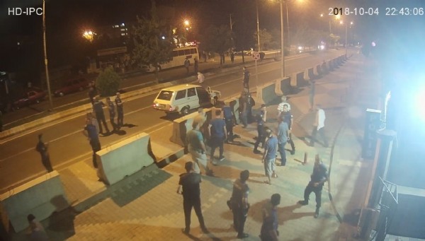 Polis karakolu önünde çatışma