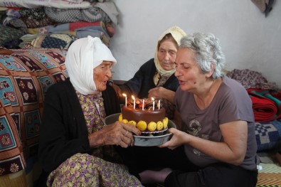 114 Yaşındaki Fatma Teyzeye İlk Doğum Günü Pastası