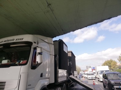 Beton trafo yüklü TIR üst geçide takıldı