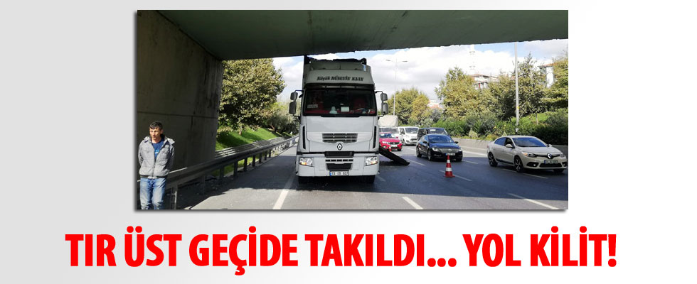 Beton trafo yüklü TIR üst geçide takıldı