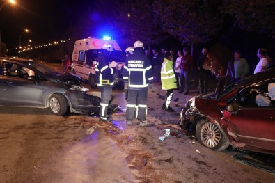 Kocaeli'de İki Otomobil Kafa Kafaya Çarpıştı Açıklaması 4 Yaralı